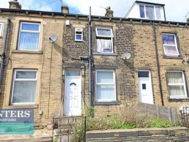 2 bedroom terraced house for rent in Woodhall Avenue, Bradford.