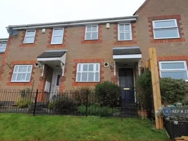 2 bedroom terraced house for rent in Victoria Hall Gardens, Ma.