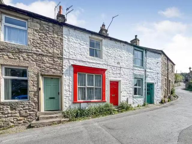 2 bedroom terraced house for rent in Victoria Street, Settle.