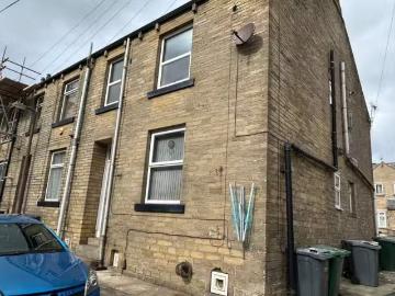 2 bedroom terraced house for rent in York Street, Queensbury.