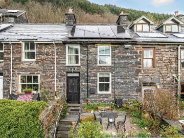 Gwynedd county, Wales - Fireplace, Equipped kitchen