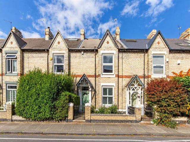 2 bedroom terraced house for sale