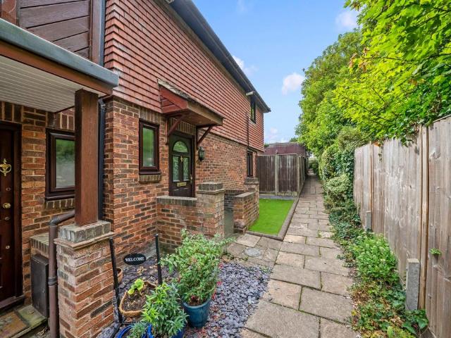 2 bedroom end of terrace house for sale