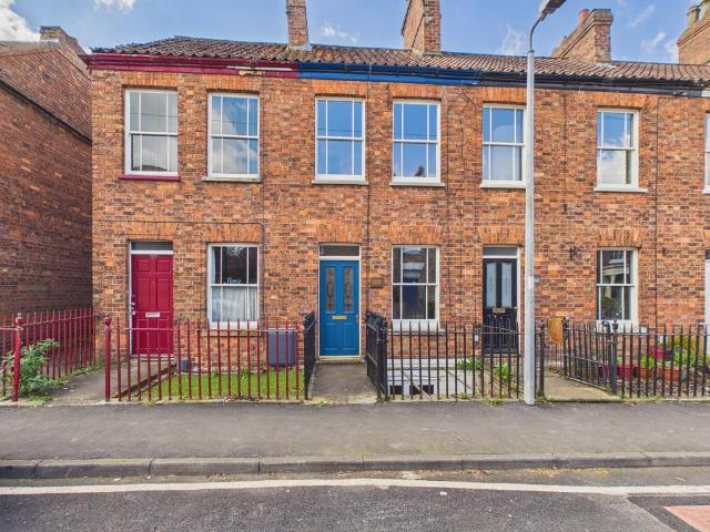 2 bedroom terraced house for sale