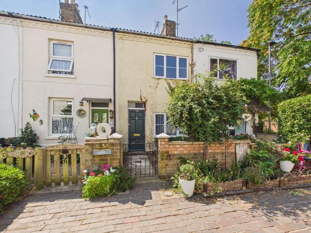 2 bedroom terraced house for sale