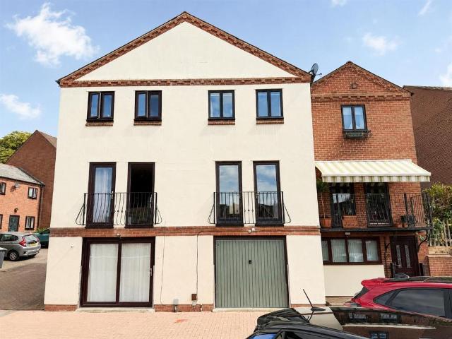 2 bedroom terraced house for sale