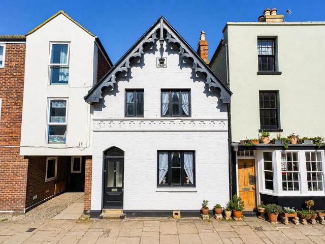 2 bedroom terraced house for sale