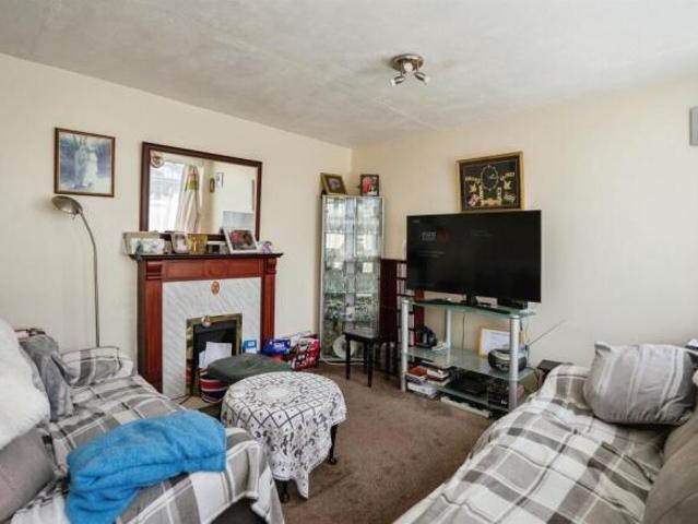 2 bedroom terraced house for sale in Meadow Road, Worthing, BN11