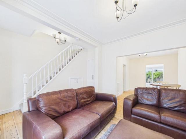 2 bedroom terraced house with 2 bathrooms