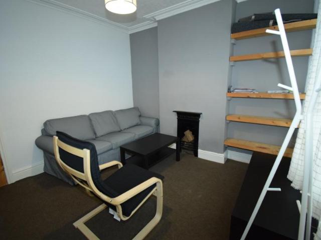 2 bedroom Terraced House To Let