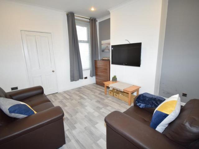 2 bedroom Terraced House To Let