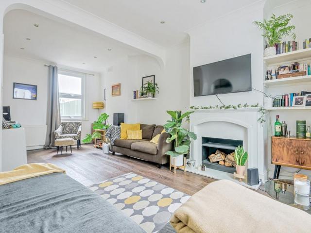 2 bedroom terraced house to rent