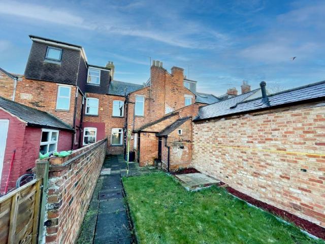 2 bedroom terraced house to rent