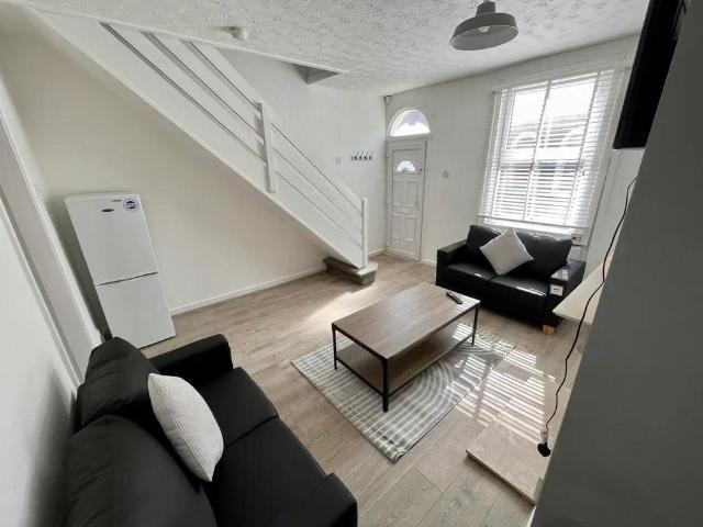 2 bedroom terraced house to rent