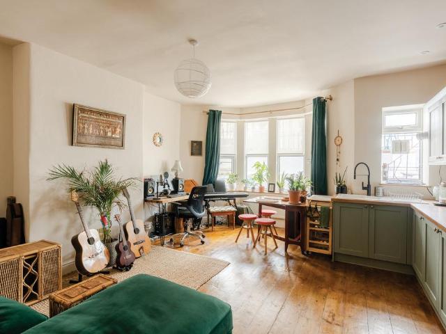2 bedroom flat for sale
