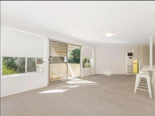 2 bedroom unit walk to CBD & Broadwater Parklands