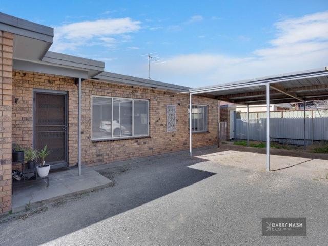 2 BEDROOM UNIT WITH MODERN UPDATES