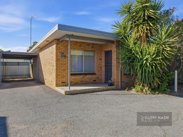 2 BEDROOM UNIT WITH MODERN UPDATES