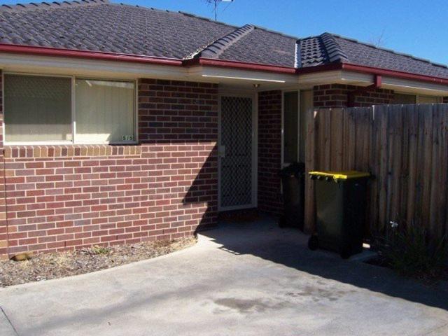 2 Bedroom Unit with New Carpet & Double Garage