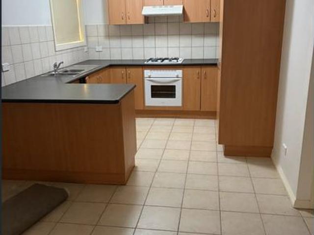 2 Bedroom Unit with New Carpet & Double Garage