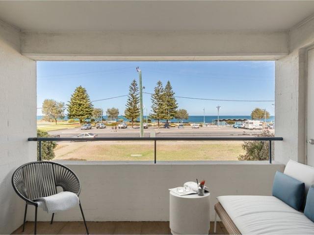 2 Bedroom unit with OCEAN VIEW and SWIMMING POOL!