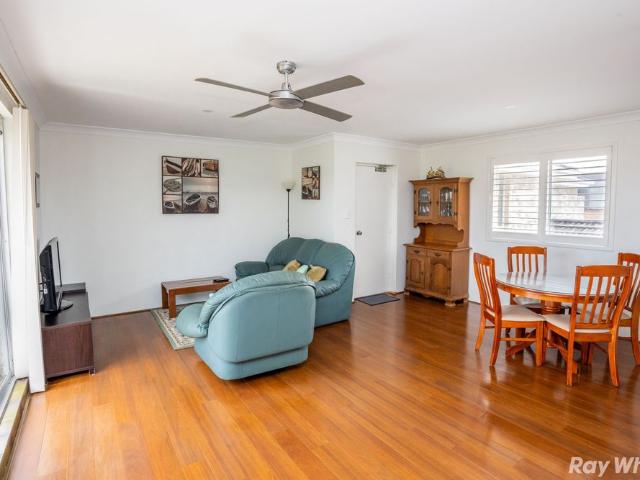 2 BEDROOM UNIT WITH BEAUTIFUL LAKE VIEWS!