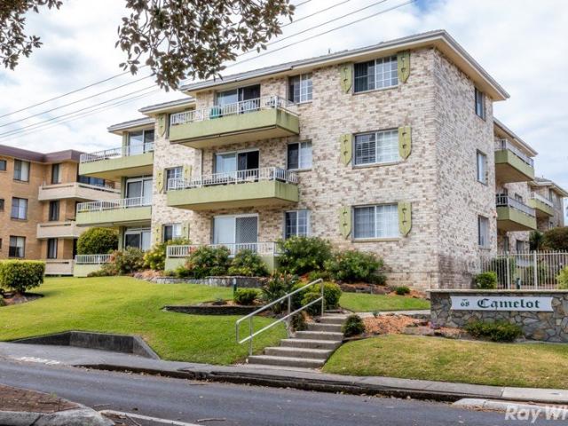 2 BEDROOM UNIT WITH BEAUTIFUL LAKE VIEWS!