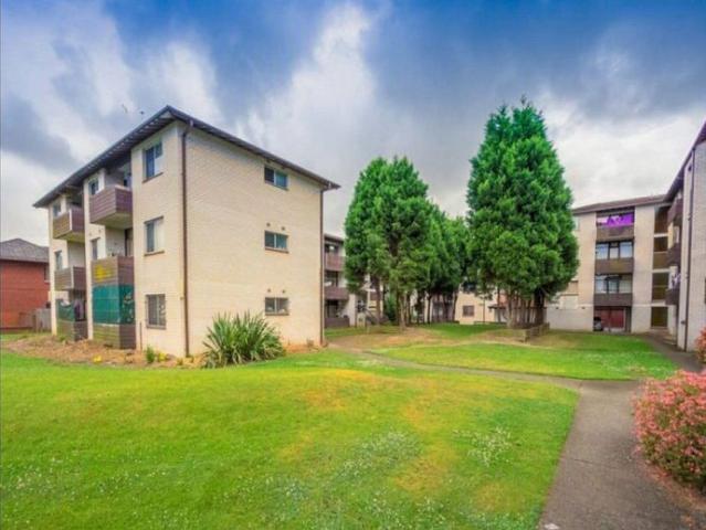 2 bedroom unit with lock up garage!
