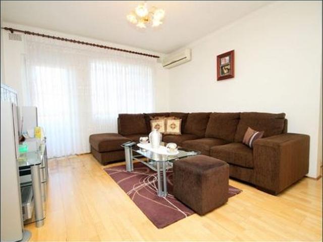2 bedroom unit with lock up garage