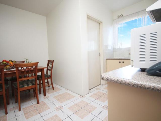 2 bedroom unit with lock up garage