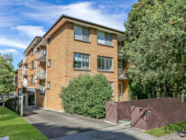 2 bedroom unit with parking