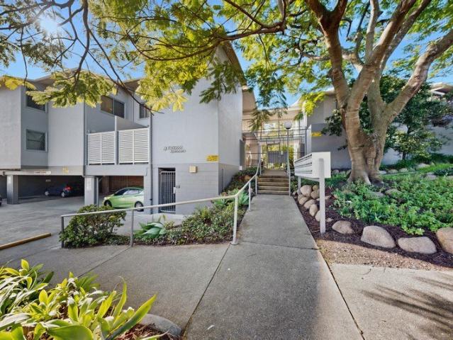 2 Bedroom Unit with 2 Car Spaces Secure Complex in Prime Mitchelton Location