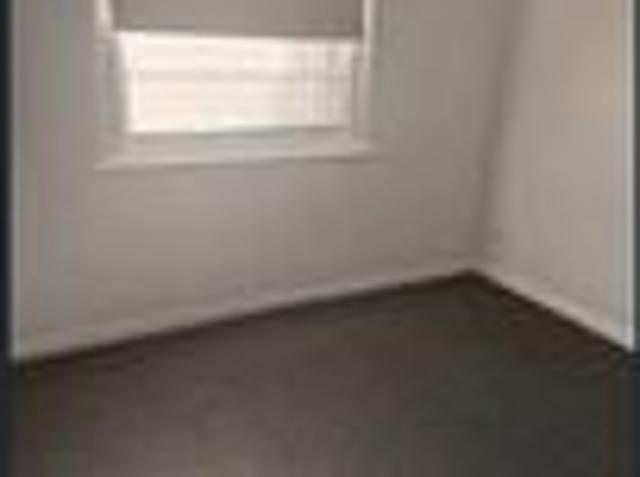 2 bedroom unit a block from the beach and a short stroll to The Junction