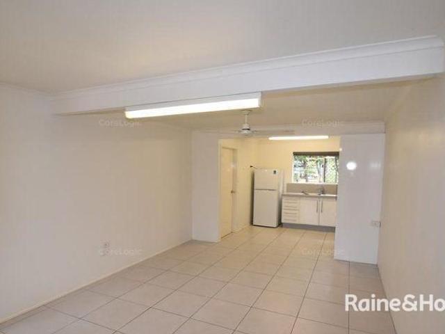 2 BEDROOM UNIT, AIR CONDITIONING, CENTRAL LOCATION