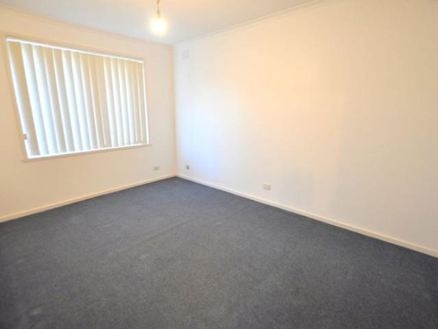 2 bedroom Unit, brand new kitchen, split system Air con