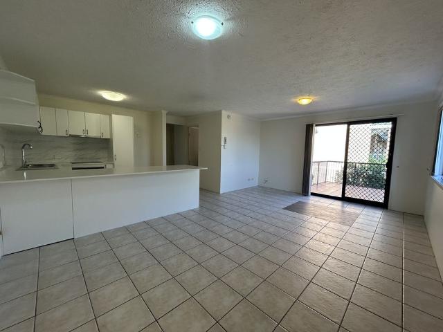 2 BEDROOM UNIT CLOSE TO THE BROADWATER