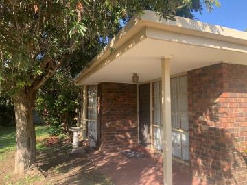 2 Bedroom Unit Close to Town