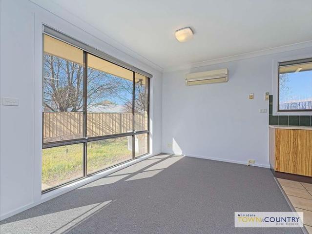 2 BEDROOM UNIT CLOSE TO UNE FRESHLY PAINTED AND NEW FLOORING
