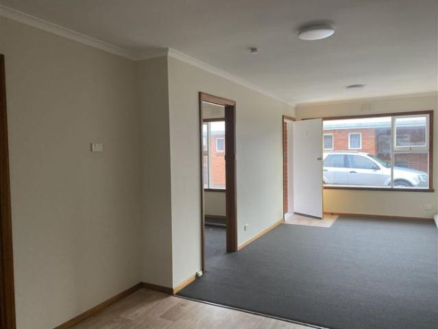 2 BEDROOM UNIT CLOSE TO ALL AMENITIES