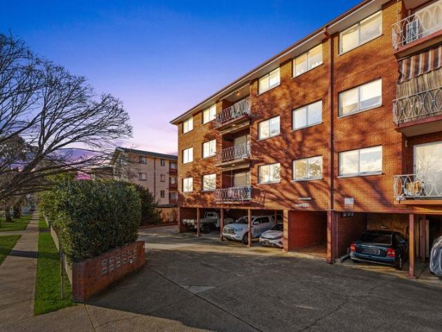 2 Bedroom Unit Close To Everything!