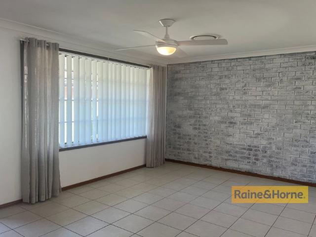 2 BEDROOM UNIT CLOSE TO SHOPS AND BEACH