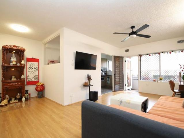 2 Bedroom Unit in a Convenient Location