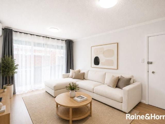 2 Bedroom Unit in an Ultra Convenient Location!