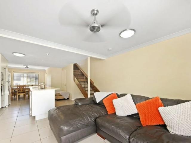 2 Bedroom Unit in Convenient Location