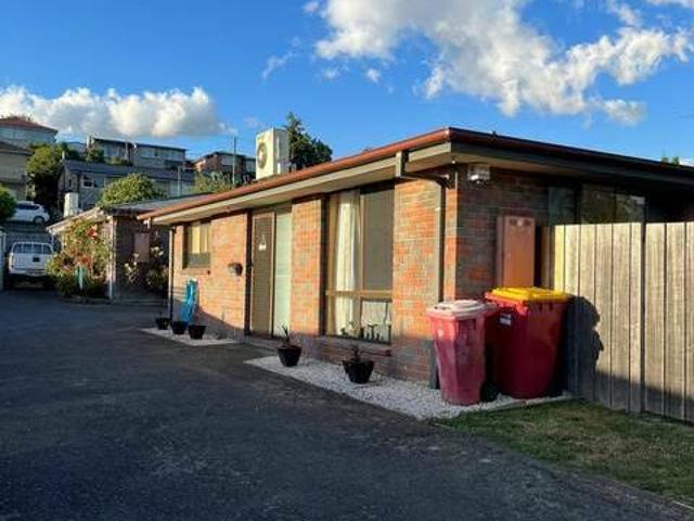 2 Bedroom Unit in Convenient Location