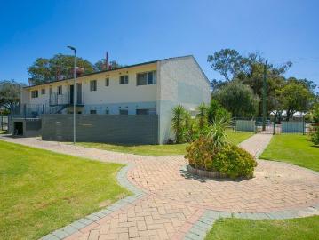 2 Bedroom Unit in Gated Complex Walk to Schools, Parks & Reserves!