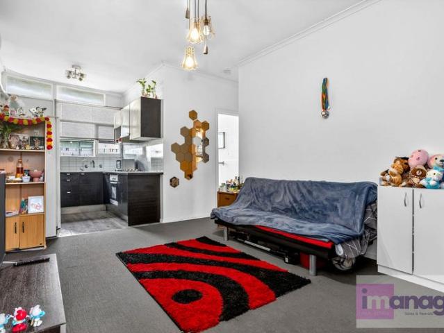 2 Bedroom Unit in Great Location