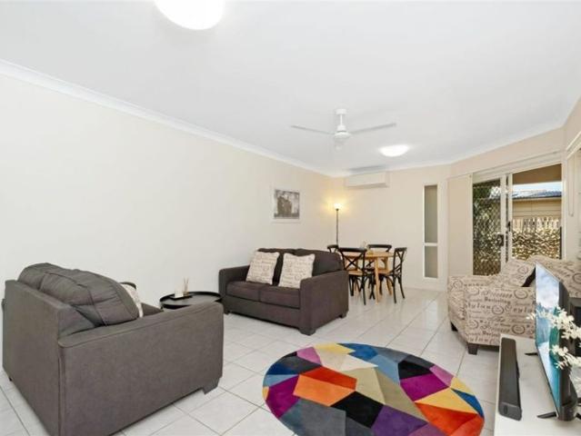 2 BEDROOM UNIT IN HERMIT PARK + PRIVATE COURTYARD!