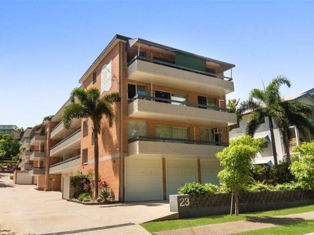 LIGHT FILLED TOP FLOOR 2 BEDROOM UNIT IN NORTH WARD!