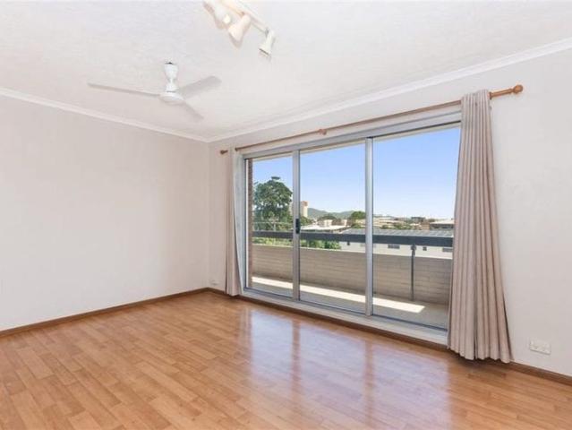 LIGHT FILLED TOP FLOOR 2 BEDROOM UNIT IN NORTH WARD!